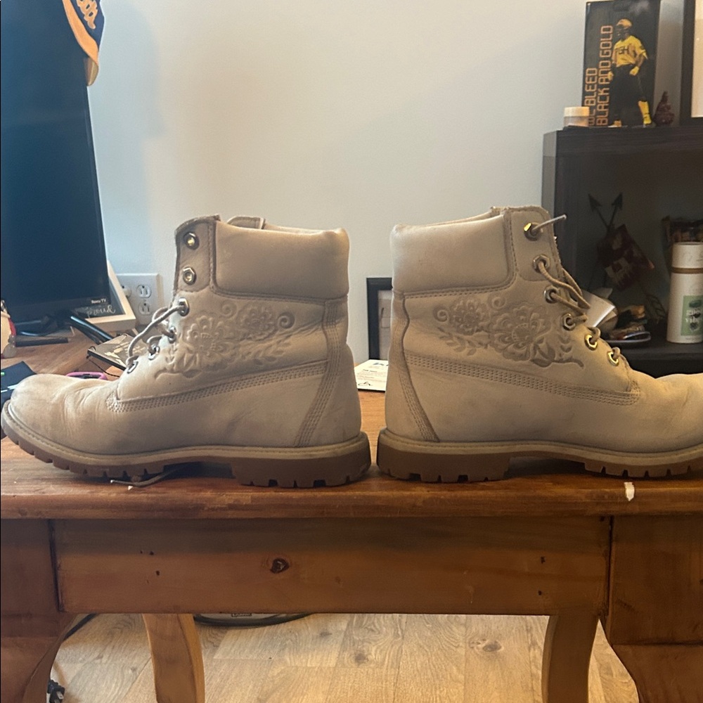 Women’s beige timberland Lace-Up Boots